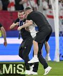 26.06.2024, Fussball UEFA EURO 2024, Vorrunde, 3.Spieltag, Georgien - Portugal, in der Arena AufSchalke Gelsenkirchen,    Willy Sagnol (mitte, Georgien) jubelt zum Schluss

