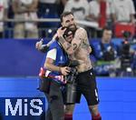 26.06.2024, Fussball UEFA EURO 2024, Vorrunde, 3.Spieltag, Georgien - Portugal, in der Arena AufSchalke Gelsenkirchen,    Guram Kashia (Georgien) herzt einen Fotografen

