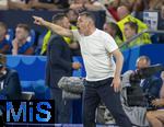 26.06.2024, Fussball UEFA EURO 2024, Vorrunde, 3.Spieltag, Georgien - Portugal, in der Arena AufSchalke Gelsenkirchen,  Trainer Willy Sagnol (Georgien) gibt Anweisungen.

