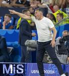 26.06.2024, Fussball UEFA EURO 2024, Vorrunde, 3.Spieltag, Georgien - Portugal, in der Arena AufSchalke Gelsenkirchen,  Trainer Willy Sagnol (Georgien) gibt Anweisungen.

