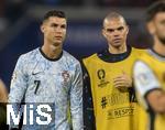 26.06.2024, Fussball UEFA EURO 2024, Vorrunde, 3.Spieltag, Georgien - Portugal, in der Arena AufSchalke Gelsenkirchen,  Cristiano Ronaldo (li, Portugal) und Pepe (Portugal) unzufrieden.

