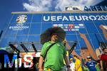 26.06.2024, Fussball UEFA EURO 2024, Vorrunde, 3.Spieltag, Georgien - Portugal, in der Arena AufSchalke Gelsenkirchen, Ein Volunteer hat sich einen Schirm auf den Kopf gesetzt, um sich vor der brtenden Hitze vor dem VIP Eingang zu schtzen.

