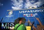 26.06.2024, Fussball UEFA EURO 2024, Vorrunde, 3.Spieltag, Georgien - Portugal, in der Arena AufSchalke Gelsenkirchen, Ein Volunteer hat sich einen Schirm auf den Kopf gesetzt, um sich vor der brtenden Hitze vor dem VIP Eingang zu schtzen.

