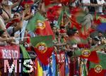 26.06.2024, Fussball UEFA EURO 2024, Vorrunde, 3.Spieltag, Georgien - Portugal, in der Arena AufSchalke Gelsenkirchen, Fans Portugal schwenken ihre Fahnen

