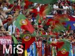 26.06.2024, Fussball UEFA EURO 2024, Vorrunde, 3.Spieltag, Georgien - Portugal, in der Arena AufSchalke Gelsenkirchen, Fans Portugal schwenken ihre Fahnen

