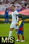 26.06.2024, Fussball UEFA EURO 2024, Vorrunde, 3.Spieltag, Georgien - Portugal, in der Arena AufSchalke Gelsenkirchen, Cristiano Ronaldo (Portugal) luft mit Einlaufkind ein.

