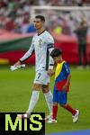 26.06.2024, Fussball UEFA EURO 2024, Vorrunde, 3.Spieltag, Georgien - Portugal, in der Arena AufSchalke Gelsenkirchen, Cristiano Ronaldo (Portugal) luft mit Einlaufkind ein.

