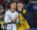 26.06.2024, Fussball UEFA EURO 2024, Vorrunde, 3.Spieltag, Georgien - Portugal, in der Arena AufSchalke Gelsenkirchen, nach dem Spiel, Cristiano Ronaldo (li, Portugal), Pepe (Portugal) mit der Mannschaft bei den Fans

