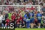 26.06.2024, Fussball UEFA EURO 2024, Vorrunde, 3.Spieltag, Georgien - Portugal, in der Arena AufSchalke Gelsenkirchen, die Georgier stellen sich begeistert zum Gruppenfoto nach dem Sieg auf dem Platz auf.

