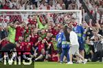 26.06.2024, Fussball UEFA EURO 2024, Vorrunde, 3.Spieltag, Georgien - Portugal, in der Arena AufSchalke Gelsenkirchen, die Georgier stellen sich begeistert zum Gruppenfoto nach dem Sieg auf dem Platz auf.

