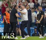 26.06.2024, Fussball UEFA EURO 2024, Vorrunde, 3.Spieltag, Georgien - Portugal, in der Arena AufSchalke Gelsenkirchen, Jubel nach dem Sieg, re: Trainer Willy Sagnol (Georgien) 

