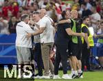 26.06.2024, Fussball UEFA EURO 2024, Vorrunde, 3.Spieltag, Georgien - Portugal, in der Arena AufSchalke Gelsenkirchen, Jubel nach dem Sieg, 2.v.li: Trainer Willy Sagnol (Georgien) 

