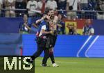 26.06.2024, Fussball UEFA EURO 2024, Vorrunde, 3.Spieltag, Georgien - Portugal, in der Arena AufSchalke Gelsenkirchen, Schlussjubel. Guram Kashia (Georgien) herzt den Verbands-Fotograf auf dem Platz.

