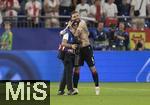 26.06.2024, Fussball UEFA EURO 2024, Vorrunde, 3.Spieltag, Georgien - Portugal, in der Arena AufSchalke Gelsenkirchen, Schlussjubel. Guram Kashia (Georgien) herzt den Verbands-Fotograf auf dem Platz.

