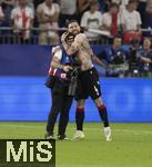 26.06.2024, Fussball UEFA EURO 2024, Vorrunde, 3.Spieltag, Georgien - Portugal, in der Arena AufSchalke Gelsenkirchen, Schlussjubel. Guram Kashia (Georgien) herzt den Verbands-Fotograf auf dem Platz.

