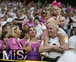 29.06.2024, Fussball UEFA EURO 2024, Achtelfinale, Deutschland - Dnemark, in der BVB-Arena Dortmund,   Lisa die Frau von Niclas Fllkrug (Deutschland) mit Tochter und Familie 

