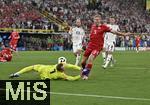 29.06.2024, Fussball UEFA EURO 2024, Achtelfinale, Deutschland - Dnemark, in der BVB-Arena Dortmund,   
Rasmus Hjlund (Dnemark) scheitert  an Torwart Manuel Neuer (Deutschland) 
