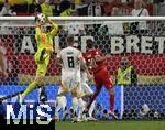 29.06.2024, Fussball UEFA EURO 2024, Achtelfinale, Deutschland - Dnemark, in der BVB-Arena Dortmund,   Torwart Manuel Neuer (Deutschland) pflckt den Ball sicher runter

