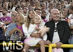 29.06.2024, Fussball UEFA EURO 2024, Achtelfinale, Deutschland - Dnemark, in der BVB-Arena Dortmund,  Lisa Fllkrug (Deutschland) die Frau von Niclas Fllkrug (Deutschland) und Familie , das Mdchen und das deutsche Glcksschwein

