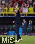 29.06.2024, Fussball UEFA EURO 2024, Achtelfinale, Deutschland - Dnemark, in der BVB-Arena Dortmund, Trainer Julian Nagelsmann (Deutschland) nach dem Spiel gut gelaunt winkend zu seiner Freundin in die Zuschauerrnge.
 
