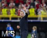 29.06.2024, Fussball UEFA EURO 2024, Achtelfinale, Deutschland - Dnemark, in der BVB-Arena Dortmund, Trainer Julian Nagelsmann (Deutschland) nach dem Spiel gut gelaunt winkend zu seiner Freundin in die Zuschauerrnge.
 
