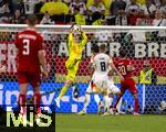 29.06.2024, Fussball UEFA EURO 2024, Achtelfinale, Deutschland - Dnemark, in der BVB-Arena Dortmund, li: Torwart Manuel Neuer (Deutschland) hat den Ball sicher.

