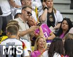 29.06.2024, Fussball UEFA EURO 2024, Achtelfinale, Deutschland - Dnemark, in der BVB-Arena Dortmund, Lisa Mller (re, Deutschland) die Frau von Thomas Mller (Deutschland) erstmals auf der Tribne bei der EM. Links mit Sonnenbrille ihr derzeitiger Fluglehrer Michael James Murphy, an dessen Schulter sie sich fr ein Selfie kurz lehnt.

