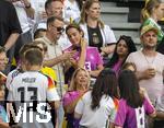 29.06.2024, Fussball UEFA EURO 2024, Achtelfinale, Deutschland - Dnemark, in der BVB-Arena Dortmund, Lisa Mller (mitte, Deutschland) die Frau von Thomas Mller (Deutschland) erstmals auf der Tribne bei der EM. Links mit Sonnenbrille ihr derzeitiger Fluglehrer Michael James Murphy, 

