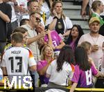 29.06.2024, Fussball UEFA EURO 2024, Achtelfinale, Deutschland - Dnemark, in der BVB-Arena Dortmund, Lisa Mller (re, Deutschland) die Frau von Thomas Mller (Deutschland) erstmals auf der Tribne bei der EM. Links mit Sonnenbrille ihr derzeitiger Fluglehrer Michael James Murphy, an dessen Schulter sie sich fr ein Selfie kurz lehnt.

