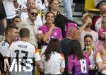 29.06.2024, Fussball UEFA EURO 2024, Achtelfinale, Deutschland - Dnemark, in der BVB-Arena Dortmund, Lisa Mller (mitte, Deutschland) die Frau von Thomas Mller (Deutschland) erstmals auf der Tribne bei der EM. Links mit Sonnenbrille ihr derzeitiger Fluglehrer Michael James Murphy.

