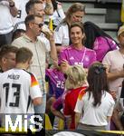 29.06.2024, Fussball UEFA EURO 2024, Achtelfinale, Deutschland - Dnemark, in der BVB-Arena Dortmund, Lisa Mller (re, Deutschland) die Frau von Thomas Mller (Deutschland) erstmals auf der Tribne bei der EM. Links mit Sonnenbrille ihr derzeitiger Fluglehrer Michael James Murphy.

