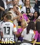 29.06.2024, Fussball UEFA EURO 2024, Achtelfinale, Deutschland - Dnemark, in der BVB-Arena Dortmund, Lisa Mller (re, Deutschland) die Frau von Thomas Mller (Deutschland) erstmals auf der Tribne bei der EM. Links mit Sonnenbrille ihr derzeitiger Fluglehrer Michael James Murphy, an dessen Schulter sie sich fr ein Selfie kurz lehnt.

