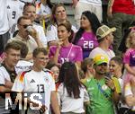 29.06.2024, Fussball UEFA EURO 2024, Achtelfinale, Deutschland - Dnemark, in der BVB-Arena Dortmund, Lisa Mller (mitte, Deutschland) die Frau von Thomas Mller (Deutschland) erstmals auf der Tribne bei der EM. Links mit Sonnenbrille ihr derzeitiger Fluglehrer Michael James Murphy.

