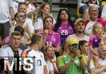 29.06.2024, Fussball UEFA EURO 2024, Achtelfinale, Deutschland - Dnemark, in der BVB-Arena Dortmund, Lisa Mller (mitte, Deutschland) die Frau von Thomas Mller (Deutschland) erstmals auf der Tribne bei der EM. Links mit Sonnenbrille ihr derzeitiger Fluglehrer Michael James Murphy.

