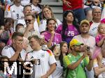 29.06.2024, Fussball UEFA EURO 2024, Achtelfinale, Deutschland - Dnemark, in der BVB-Arena Dortmund, Lisa Mller (mitte, Deutschland) die Frau von Thomas Mller (Deutschland) erstmals auf der Tribne bei der EM. Links mit Sonnenbrille ihr derzeitiger Fluglehrer Michael James Murphy.

