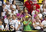 29.06.2024, Fussball UEFA EURO 2024, Achtelfinale, Deutschland - Dnemark, in der BVB-Arena Dortmund, Lisa Mller (mitte, Deutschland) die Frau von Thomas Mller (Deutschland) erstmals auf der Tribne bei der EM. Links mit Sonnenbrille ihr derzeitiger Fluglehrer Michael James Murphy.

