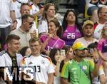 29.06.2024, Fussball UEFA EURO 2024, Achtelfinale, Deutschland - Dnemark, in der BVB-Arena Dortmund, Lisa Mller (mitte, Deutschland) die Frau von Thomas Mller (Deutschland) erstmals auf der Tribne bei der EM. Links mit Sonnenbrille ihr derzeitiger Fluglehrer Michael James Murphy.

