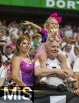 29.06.2024, Fussball UEFA EURO 2024, Achtelfinale, Deutschland - Dnemark, in der BVB-Arena Dortmund, Lisa Fllkrug (Deutschland) die Frau von Niclas Fllkrug (Deutschland)  mit sexy Outfit und Tochter Emilia die ein Glcksschwein dabei hat,  

