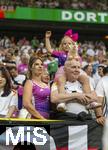 29.06.2024, Fussball UEFA EURO 2024, Achtelfinale, Deutschland - Dnemark, in der BVB-Arena Dortmund, Lisa Fllkrug (Deutschland) die Frau von Niclas Fllkrug (Deutschland)  mit sexy Outfit und Tochter Emilia die ein Glcksschwein dabei hat,  

