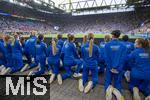 29.06.2024, Fussball UEFA EURO 2024, Achtelfinale, Deutschland - Dnemark, in der BVB-Arena Dortmund, Die Helfer fr die Zeremonie am Anfang vom Spiel , knien am Boden.

