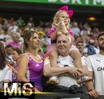 29.06.2024, Fussball UEFA EURO 2024, Achtelfinale, Deutschland - Dnemark, in der BVB-Arena Dortmund, Lisa Fllkrug (Deutschland) die Frau von Niclas Fllkrug (Deutschland) und Emilia (Deutschland) die Tochter von Niclas Fllkrug (Deutschland) mit Glcksschwein

