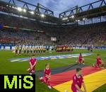 29.06.2024, Fussball UEFA EURO 2024, Achtelfinale, Deutschland - Dnemark, in der BVB-Arena Dortmund, Beide Mannschaften stehen in einer Linie zur Hymne bereit.

