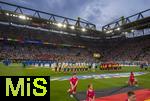 29.06.2024, Fussball UEFA EURO 2024, Achtelfinale, Deutschland - Dnemark, in der BVB-Arena Dortmund, Beide Mannschaften stehen in einer Linie zur Hymne bereit.

