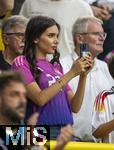 29.06.2024, Fussball UEFA EURO 2024, Achtelfinale, Deutschland - Dnemark, in der BVB-Arena Dortmund,  Sara Arfaoui (Deutschland) die Frau von Ilkay Gndogan (Deutschland) macht ein Foto von ihrem Mann mit dem Handy  

