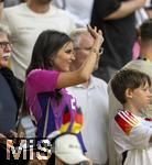 29.06.2024, Fussball UEFA EURO 2024, Achtelfinale, Deutschland - Dnemark, in der BVB-Arena Dortmund,  Sara Arfaoui (Deutschland) die Frau von Ilkay Gndogan (Deutschland) winkt.

