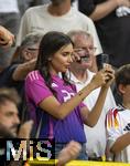 29.06.2024, Fussball UEFA EURO 2024, Achtelfinale, Deutschland - Dnemark, in der BVB-Arena Dortmund,  Sara Arfaoui (Deutschland) die Frau von Ilkay Gndogan (Deutschland) macht ein Foto von ihrem Mann mit dem Handy  

