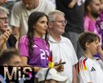 29.06.2024, Fussball UEFA EURO 2024, Achtelfinale, Deutschland - Dnemark, in der BVB-Arena Dortmund,  Sara Arfaoui (Deutschland) die Frau von Ilkay Gndogan (Deutschland) macht Fotos.

