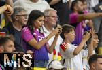 29.06.2024, Fussball UEFA EURO 2024, Achtelfinale, Deutschland - Dnemark, in der BVB-Arena Dortmund,  Sara Arfaoui (Deutschland) die Frau von Ilkay Gndogan (Deutschland) macht ein Foto von ihrem Mann mit dem Handy  

