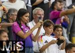 29.06.2024, Fussball UEFA EURO 2024, Achtelfinale, Deutschland - Dnemark, in der BVB-Arena Dortmund,  Sara Arfaoui (Deutschland) die Frau von Ilkay Gndogan (Deutschland) macht ein Foto von ihrem Mann mit dem Handy  

