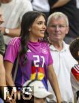 29.06.2024, Fussball UEFA EURO 2024, Achtelfinale, Deutschland - Dnemark, in der BVB-Arena Dortmund,  Sara Arfaoui (Deutschland) die Frau von Ilkay Gndogan (Deutschland) lacht.

